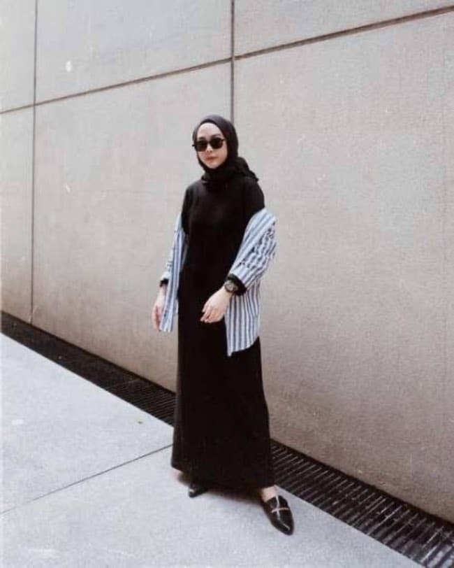 Kombinasi Long Dress Hitam dan Kemeja