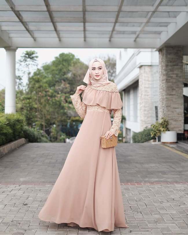 Long Dress dengan Kombinasi Satin dan Brokat