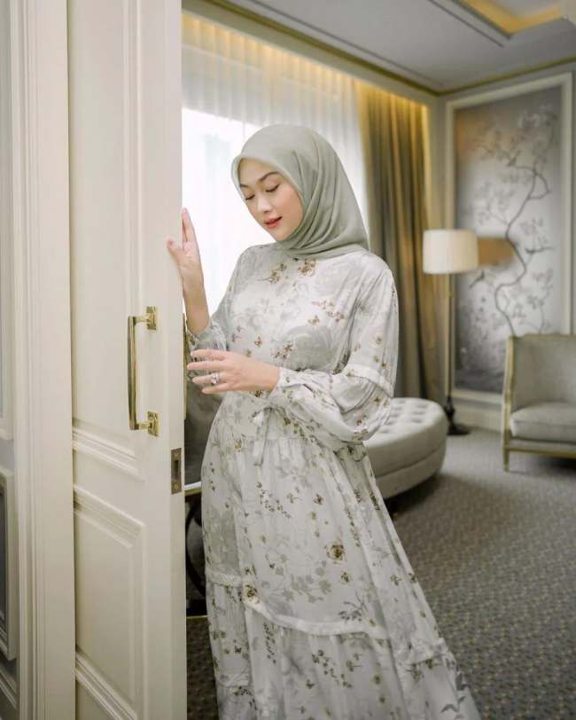 Nuansa Anggun dengan Dress Floral