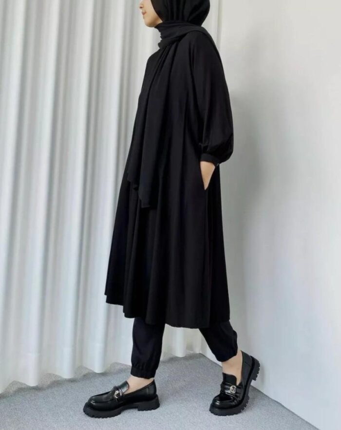 OOTD Tunik Hitam dan Celana Jogger