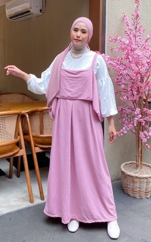 Overall Pink Motif Plaid dan Blouse Lengan Balon