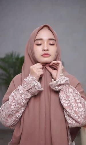 Pasang jilbab menggunakan peniti