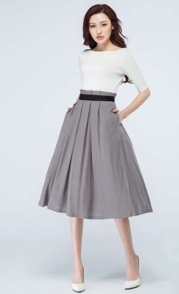 Rok Midi dan Kaos Lengan Pendek