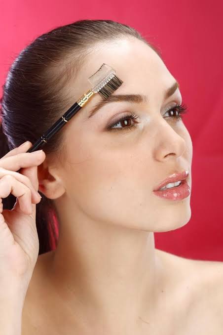 Sisir Alis dan Rapikan dengan Concealer