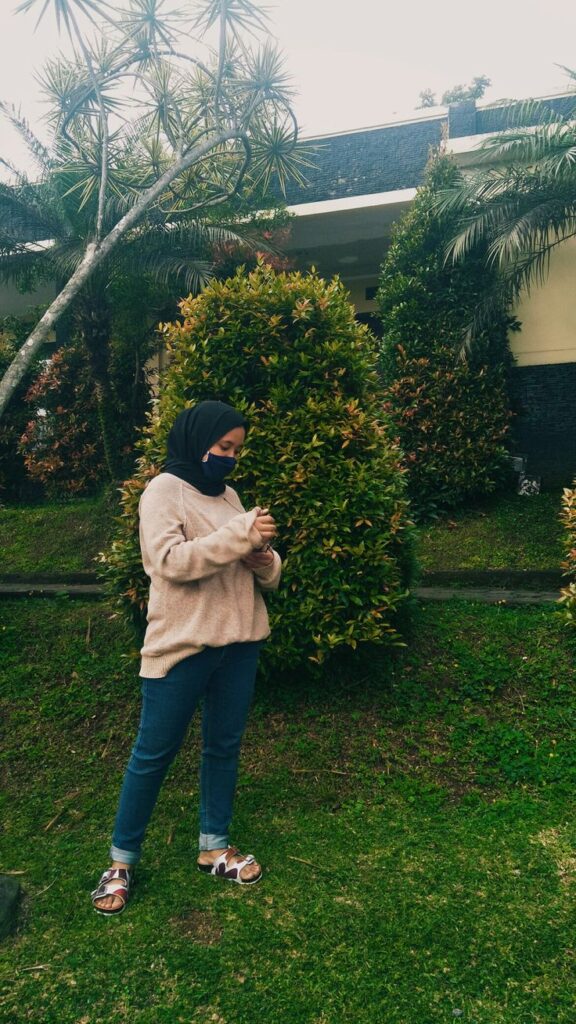 Sweater dengan Celana Jeans