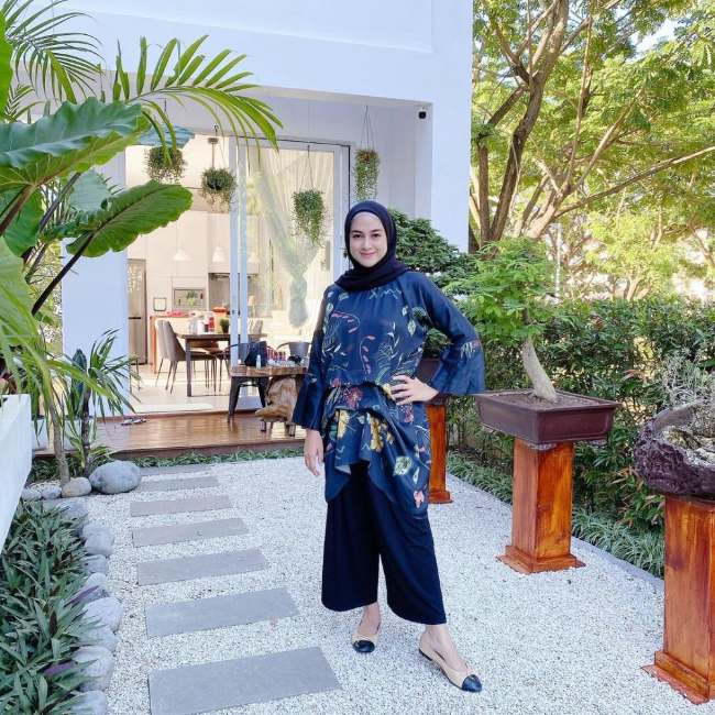 Tunik Biru Motif Floral