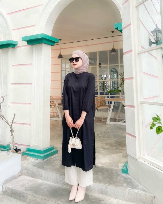 Tunik Hitam dan Celana Bahan Putih