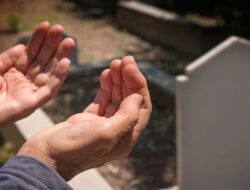 Doa Ziarah Kubur, Adab dan Tata Cara Berziarah Kubur Lengkap