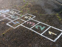 Mengapa Permainan Engklek Sangat Baik untuk Pertumbuhan Anak