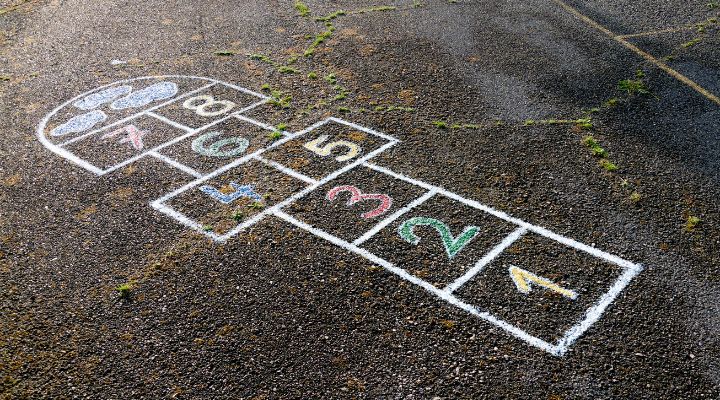 Mengapa Permainan Engklek Sangat Baik untuk Pertumbuhan Anak